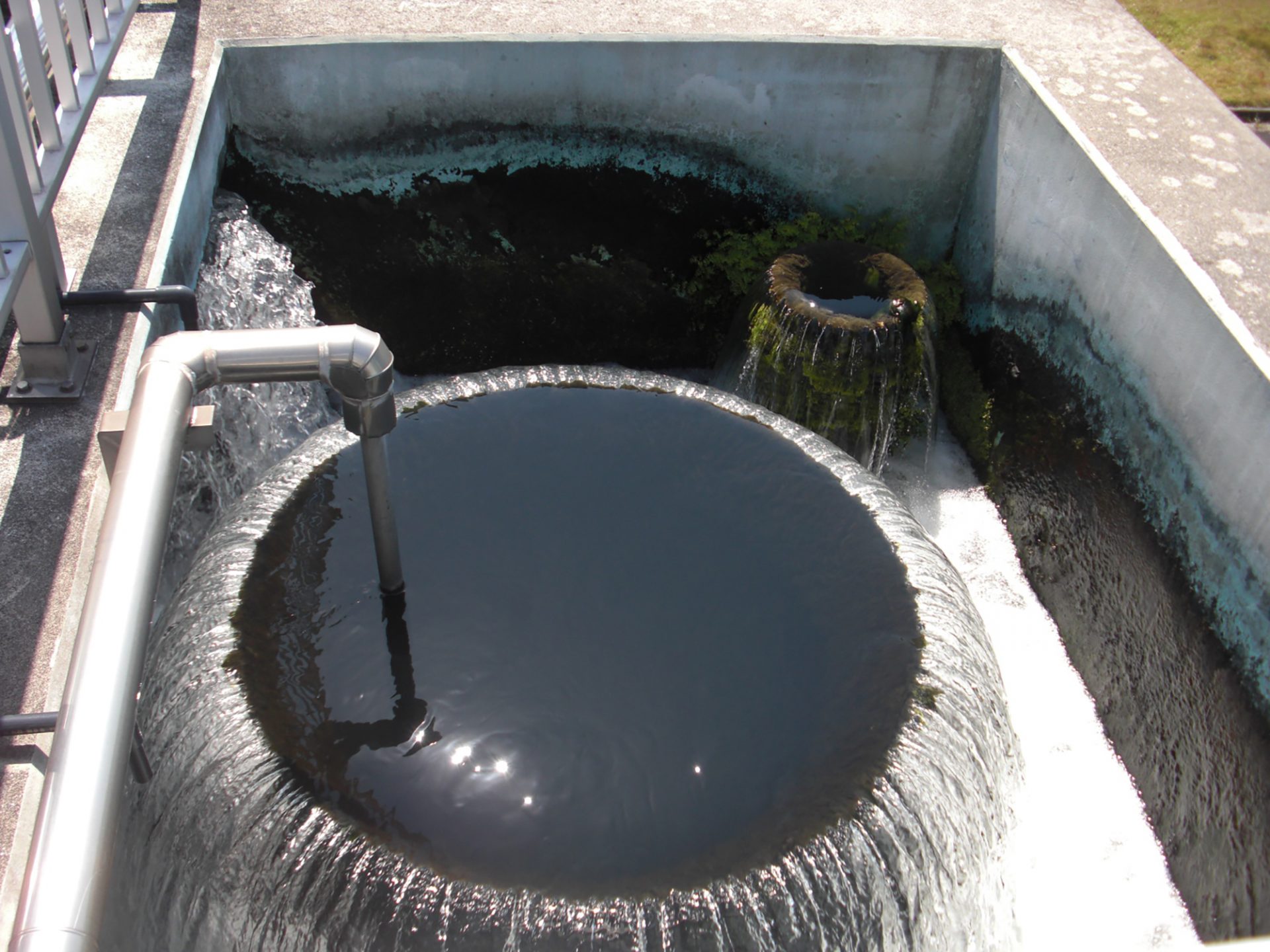 画像：着水井で水を調整している様子